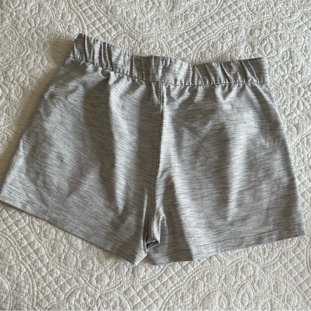 Lululemon On the Fly Short 2.5” Luxtreme We Are From Space Ice Grey Alpine White - Picture 5 of 5